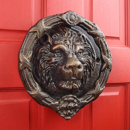 Design Toscano Pride of the Lions Foundry Cast Iron Lion Door Knocker SP2106